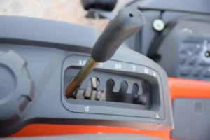 Husqvarna YTH24V54 Lawn Tractor - Image 8